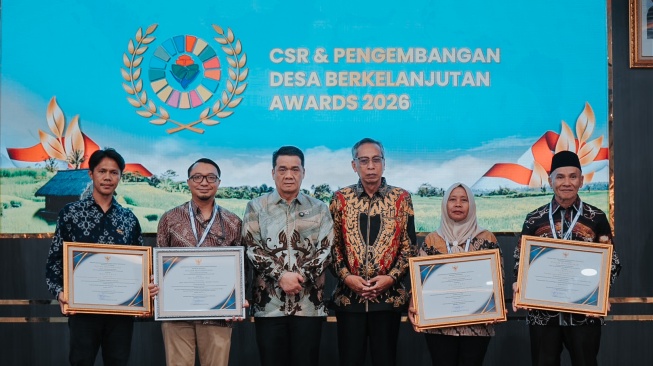 Wakil Menteri Desa dan Pembangunan Daerah Tertinggal (Wamendes PDT) Ahmad Riza Patria bersama dengan para pemenang Local Hero pada kategori Pengendalian Pembangunan dan Investigasi Khusus. (Dok: Harita Nickel)