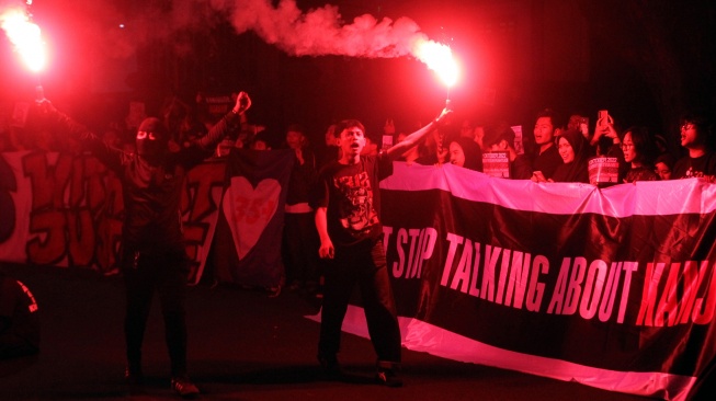 Suporter Arema FC (Aremania) menyalakan api suar saat Peringatan Empat Tahun Tragedi Kanjuruhan di depan Balai Kota Malang, Jawa Timur, Kamis (1/10/2026). [ANTARA FOTO/Ari Bowo Sucipto/wsj]