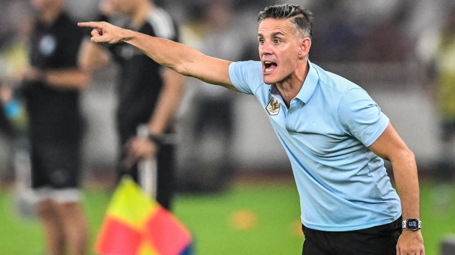 Pelatih Timnas Indonesia John Herdman memberikan arahan kepada anak didiknya saat melawan Timnas Bangladesh dalam pertandingan penyisihan Grup A FIFA ASEAN Cup 2026 di Stadion Utama Gelora Bung Karno, Senayan, Jakarta, Kamis (1/10/2026). [ANTARA FOTO/M Risyal Hidayat/bay/wsj]