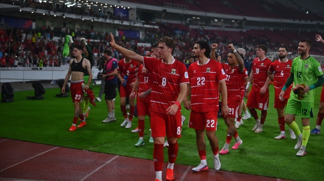 Sejumlah pesepak bola Timnas Indonesia menyapa pendukungnya usai laga melawan Timnas Bangladesh dalam pertandingan penyisihan Grup A FIFA ASEAN Cup 2026 di Stadion Utama Gelora Bung Karno (SUGBK), Senayan, Jakarta, Kamis (1/10/2026). [ANTARA FOTO/Rivan Awal Lingga/bar/wsj]