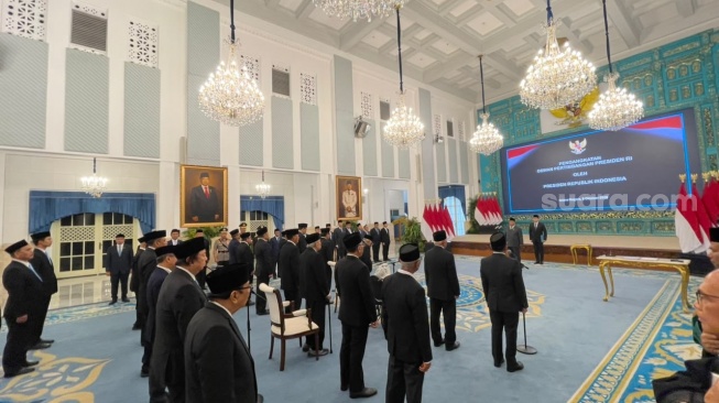 Presiden Prabowo Subianto melantik sejumlah pejabat di Istana Negara, Jakarta, Jumat (2/10/2026). [Suara.com/Novian]