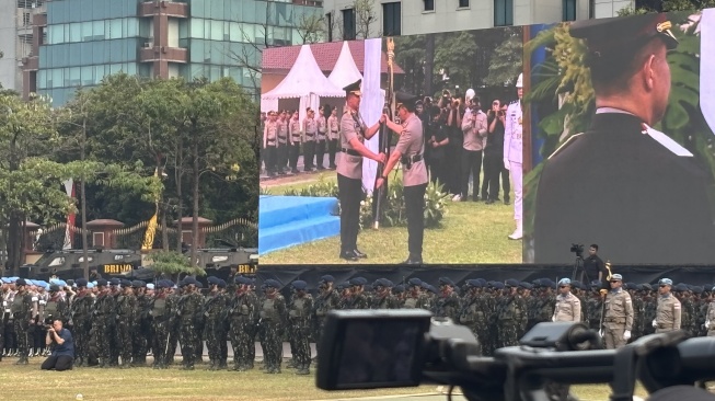 Tongkat komando institusi Polri resmi dipegang oleh Jenderal Suyudi Ario Seto, usai menerima Panji-panji Kepolisian dari Jenderal Listyo Sigit Prabowo, di Lapangan Tribrata Mabes Polri, Jumat (2/10/2026). [Suara.com/Faqih]