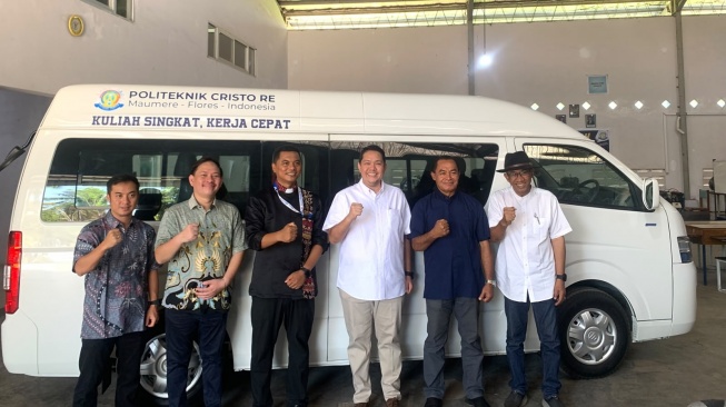 Penyerahan unit Foton E-View ke Politeknik Cristo Re Maumere sebagai media praktik teknologi EV. (Foto: Ist)