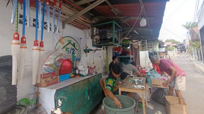 Botol Plastik Disulap Jadi Sapu, Warga Petukangan Utara Raup Omzet hingga Rp3 Juta per Bulan