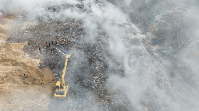 Foto udara petugas Dinas Pemadam Kebakaran Kota Manado memadamkan titik api di Tempat Pemrosesan Akhir (TPA) Sumompo, Manado, Sulawesi Utara, Kamis (1/10/2026). [ANTARA FOTO/I Gede Ferlian Septa Wahyusa/bar/wsj]