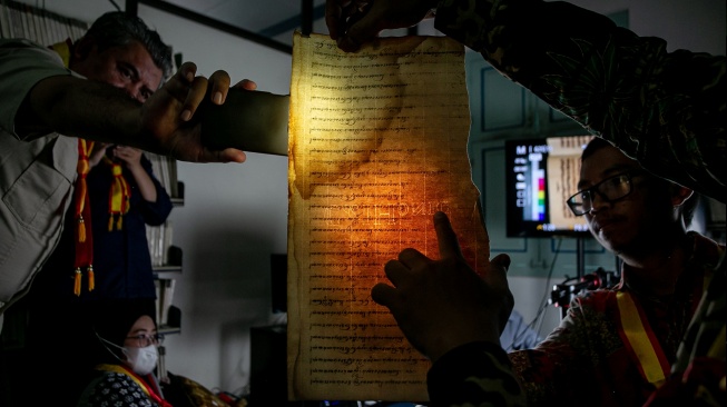 Tim Masyarakat Pernaskahan Nusantara (Mannasa) memeriksa naskah kuno sebelum melakukan alih media manuskrip naskah kuno saat Digitalisasi Koleksi Perpustakaan Sasana Pustaka di Keraton Surakarta, Solo, Jawa Tengah, Kamis (1/10/2026). [ANTARA FOTO/Mohammad Ayudha/nz]