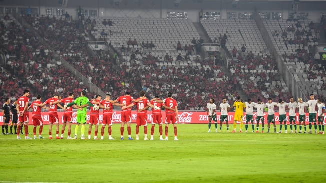 Timnas Indonesia bersama Timnas Bangladesh mengheningkan cipta mengenang tragedi Kanjuruhan sebelum pertandingan penyisihan Grup A FIFA ASEAN Cup 2026 di Stadion Utama Gelora Bung Karno, Senayan, Jakarta, Kamis (1/10/2026). [ANTARA FOTO/M Risyal Hidayat/bay/wsj]