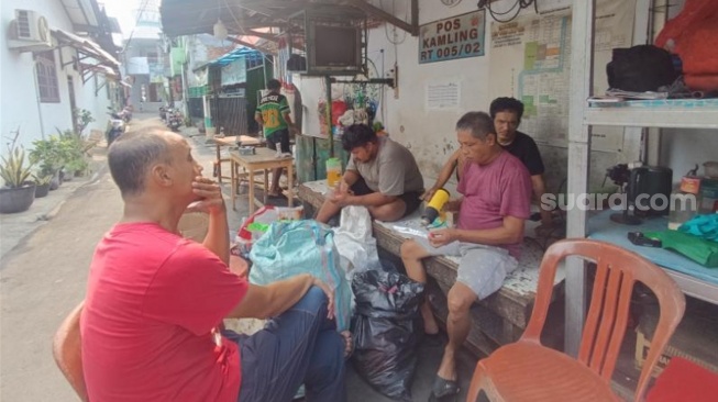 Di tangan Saiful, Ketua RT 05/RW 02 Petukangan Utara, Jakarta Selatan, limbah botol plastik tak lagi sekadar tumpukan sampah yang tak berharga. (Suara.com/Agustin Dwi Anggraini)