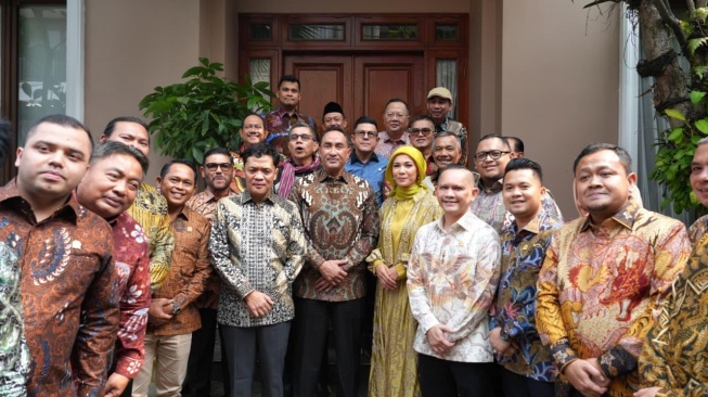 Sambangi Kediaman Kapolri Suyudi, Komisi III DPR Titip Pesan: Benahi Oknum Arogan