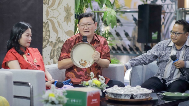 (kiri ke kanan) Owner Karatungga, Putri Widia, Marketing Director Sango Ceramics Indonesia, Pepy Alamsjah dan Executive Assistan Manager Manhatta Hotel, Ali Usmangani saat sesi Talkshow dalam acara Batik Reimagined di Manhattan Hotel, Jakarta, Jumat (2/10/2026). [Suara.com/Alfian Winanto]