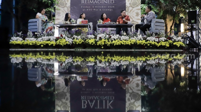Host 3 Dara bersama para narasumber saat membawakan sesi Talkshow dalam acara Batik Reimagined di Manhattan Hotel, Jakarta, Jumat (2/10/2026). [Suara.com/Alfian Winanto]