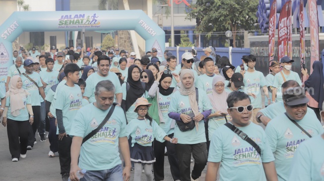 Paguyuban Warga Kabupaten Bantul (Warkaban) yang tengah merayakan Hari Ulang Tahun ke 45 dengan menggelar acara jalan sehat di sekitar stadion Patriot Chandrabhaga Kota Bekasi, Jawa Barat pada Minggu, (4/10/2026). Acara itu mengusung tema 'Guyup, Rukun, Migunani'. (Suara.com/Alfian)