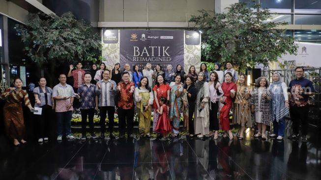 Para tamu bersama narasumber dan host 3 dara foto bersama dalam acara Batik Reimagined di Manhattan Hotel, Jakarta, Jumat (2/10/2026). [Suara.com/Alfian Winanto]