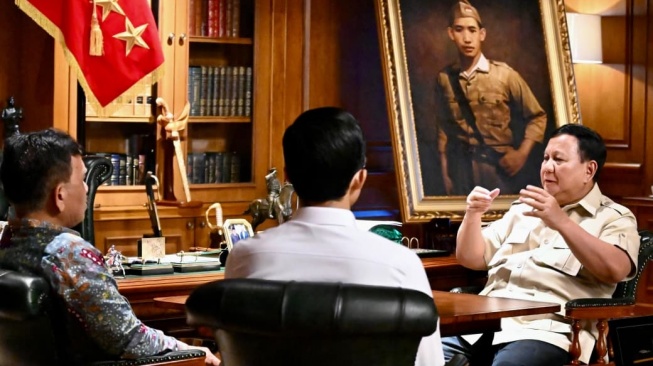 Presiden Prabowo Subianto memanggil Kepala Badan Komunikasi Pemerintah (Bakom) Syahganda Nainggolan dan Wakil Kepala Bakom Fadli Tri Hartono di kediamannya, Minggu (4/10/2026) sore. [Rusman - Biro Pers, Media, dan Informasi Sekretariat Presiden]