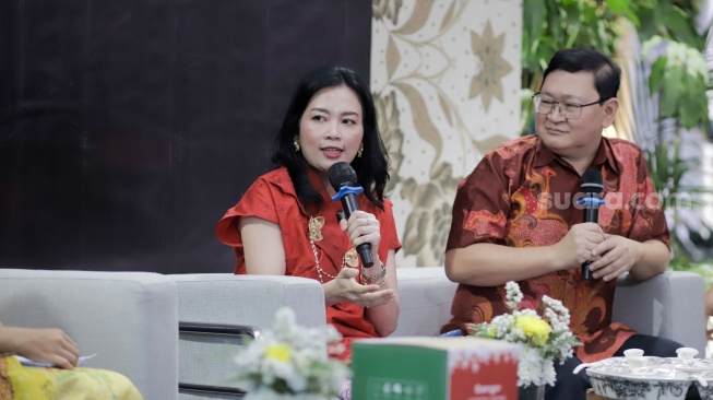 (kiri ke kanan) Owner Karatungga, Putri Widia, dan Marketing Director Sango Ceramics Indonesia, Pepy Alamsjah saat sesi Talkshow dalam acara Batik Reimagined di Manhattan Hotel, Jakarta, Jumat (2/10/2026). [Suara.com/Alfian Winanto]