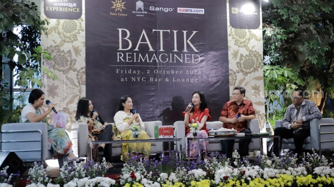 Host 3 Dara bersama para narasumber saat membawakan sesi Talkshow dalam acara Batik Reimagined di Manhattan Hotel, Jakarta, Jumat (2/10/2026). [Suara.com/Alfian Winanto]