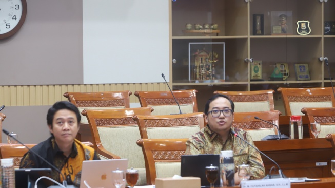 Muhammad Fatahillah (kanan), akademisi Fakultas Hukum Universitas Gadjah Mada, dan Akademisi Fakultas Hukum Universitas Airlangga (FH Unair), Taufik Rahman, dalam RDPU bersama Komisi III DPR RI tentang RUU Perampasan Aset, Senin (5/10/2026).