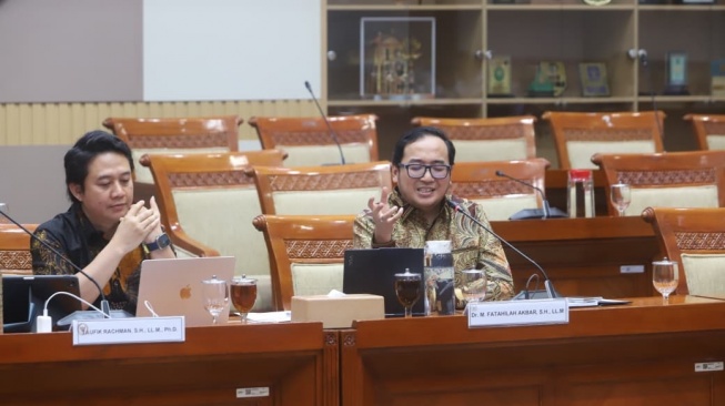 Pakar hukum Universitas Airlangga (Unair) Taufik Rachman (kiri) dalam Rapat Dengar Pendapat Umum (RDPU) Rancangan Undang-Undang (RUU) Perampasan Aset bersama Komisi III DPR RI di Jakarta, Senin (5/10/2026). [Ist]