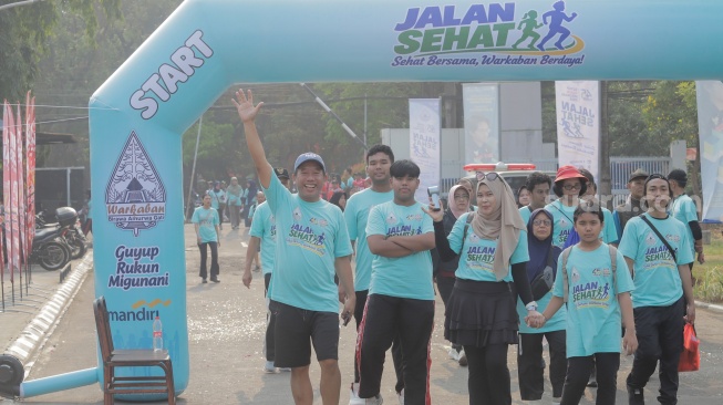 Para peserta mengikuti acara Jalan Sehat dalam rangka perayaan HUT ke-45 Paguyuban Warga Kabupaten Bantul (Warkaban) di Kawasan Stadion Patriot Chandrabhaga,  Bekasi, Jawa Barat pada Minggu, (4/10/2026). [Suara.com/Alfian Winanto]