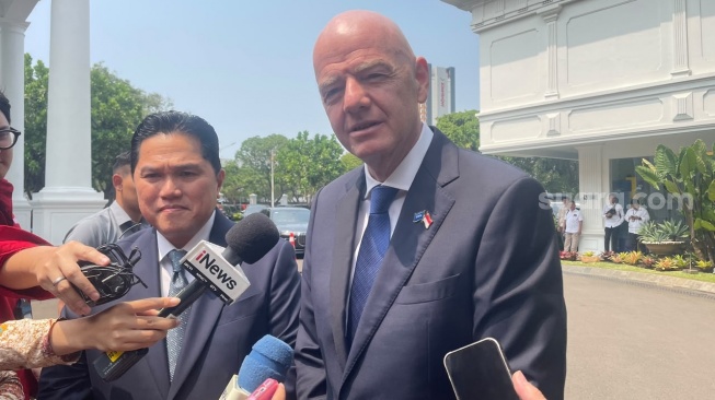 Menpora sekaligus Ketua Umum PSSI Erick Thohir mengajak Presiden FIFA Gianni Infantino ke Istana Kepresidenan Jakarta bertemu dengan Presiden Prabowo Subianto, Senin (5/10/2026). [Suara.com/Novian]