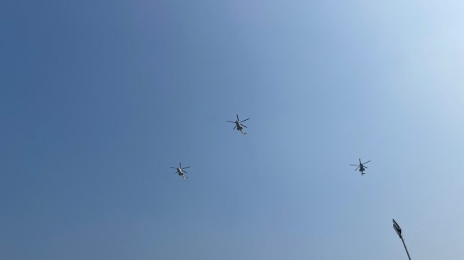 Rombongan helikopter Kepresidenan melintas di atas Lapangan Prima Mabes TNI, Cilangkap, Jakarta Timur, Senin (5/10/2026). [Suara.com/Novian]