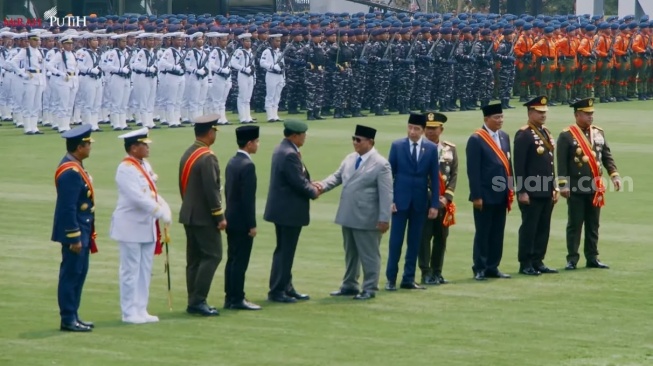 Presiden Prabowo Subianto melakukan sesi foto bersama dengan Presiden ke-6 Susilo Bambang Yudhoyono (SBY) dan Presiden ke-7 Joko Widodo (Jokowi), usai pelaksanaan upacara HUT ke-81 TNI di Mabes TNI, Cilangkap, Jakarta Timur. (tangkap layar)