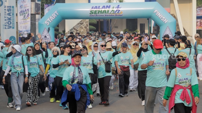 Para peserta mengikuti acara Jalan Sehat dalam rangka perayaan HUT ke-45 Paguyuban Warga Kabupaten Bantul (Warkaban) di Kawasan Stadion Patriot Chandrabhaga,  Bekasi, Jawa Barat pada Minggu, (4/10/2026). [Suara.com/Alfian Winanto]