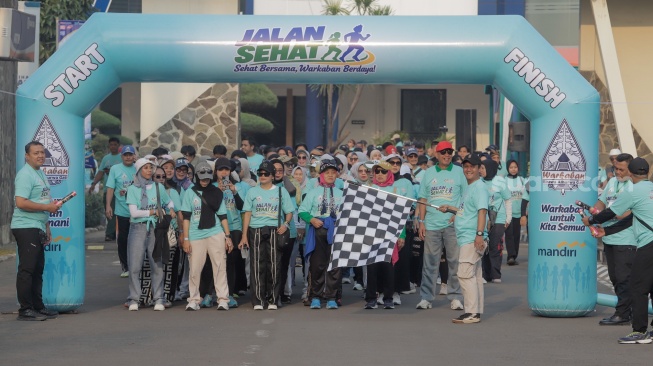 Para peserta mengikuti acara Jalan Sehat dalam rangka perayaan HUT ke-45 Paguyuban Warga Kabupaten Bantul (Warkaban) di Kawasan Stadion Patriot Chandrabhaga,  Bekasi, Jawa Barat pada Minggu, (4/10/2026). [Suara.com/Alfian Winanto]