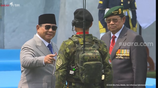 Beda Sikap Prabowo Usai Foto di HUT TNI: Salami SBY dan Komandan Upacara, tapi Tidak dengan Jokowi
