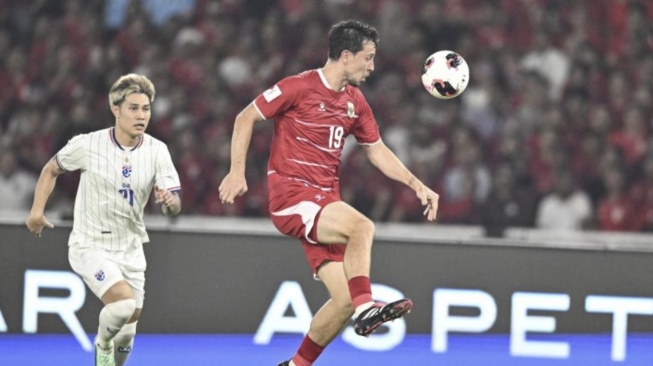 Thom Haye (kanan) berebut bola dengan pesepak bola Timnas Thailand Suphanan Bureerat dalam pertandingan final FIFA ASEAN Cup 2026 di Stadion Utama Gelora Bung Karno (SUGBK), Senayan, Jakarta, Senin (5/10/2026). ANTARA FOTO/M Risyal Hidayat/hma