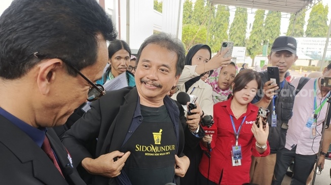 Gaya Roy Suryo di Persidangan: Pakai Kaus 'Sido Mundur' untuk Sindir Gibran Soal Ijazah