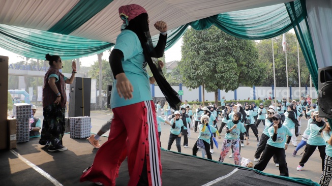 Para peserta mengikuti senam zumba usai acara Jalan Sehat dalam rangka perayaan HUT ke-45 Paguyuban Warga Kabupaten Bantul (Warkaban) di Kawasan Stadion Patriot Chandrabhaga,  Bekasi, Jawa Barat pada Minggu, (4/10/2026). [Suara.com/Alfian Winanto]