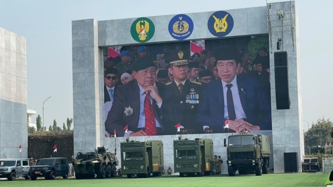 Momen SBY-Jokowi Duduk Sebelahan Saksikan Prabowo Tiba Pakai Helikopter Jelang Upacara HUT TNI