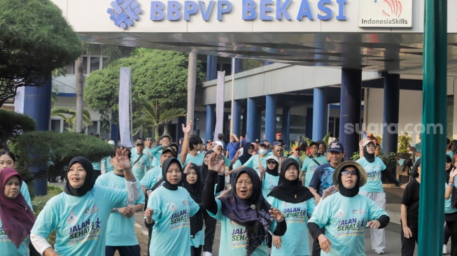 Para peserta mengikuti senam bersama usai acara Jalan Sehat dalam rangka perayaan HUT ke-45 Paguyuban Warga Kabupaten Bantul (Warkaban) di Kawasan Stadion Patriot Chandrabhaga,  Bekasi, Jawa Barat pada Minggu, (4/10/2026). [Suara.com/Alfian Winanto]