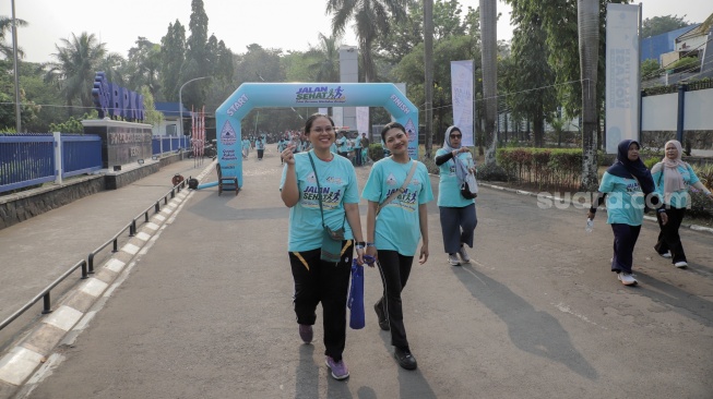 Para peserta mengikuti acara Jalan Sehat dalam rangka perayaan HUT ke-45 Paguyuban Warga Kabupaten Bantul (Warkaban) di Kawasan Stadion Patriot Chandrabhaga,  Bekasi, Jawa Barat pada Minggu, (4/10/2026). [Suara.com/Alfian Winanto]
