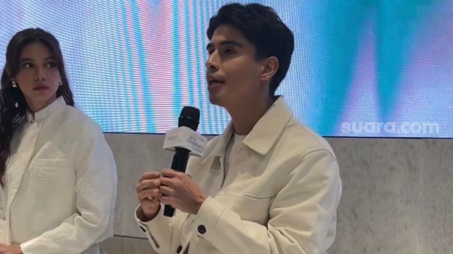 dr. Ayman Alatas, Sp.M.K saat memperkenalkan Wardah PDRN Sunscreen Barrier Longevity Physical Sun Ampoule SPF 50+ PA++++ di Jakarta, Sabtu (3/10/2026). (Suara.com/Dini Afrianti Efendi)