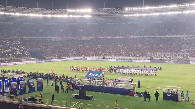 Suasana Stadion Utama Gelora Bung Karno (GBK), Jakarta sudah panas sebelum dimulainya pertandingan final FIFA ASEAN Cup 2026 antara Timnas Indonesia vs Thailand, Senin (5/10/2026) malam. [Suara.com/Adhie]