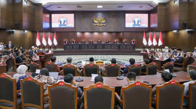 Suasana jalannya sidang pembacaan putusan atas perkara terkait ijazah Wapres Gibran saat pencalonan Pilpres 2024 di Gedung Mahkamah Konstitusi, Jakarta, Selasa (6/10/2026). [Suara.com/Alfian Winanto]