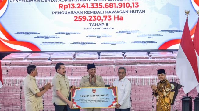 Presiden Prabowo Subianto (tengah) menyaksikan Jaksa Agung ST Burhanuddin (kedua kiri) menyerahkan secara simbolis uang hasil penagihan denda administratif kepada Menteri Keuangan Suahasil Nazara (kedua kanan) didampingi Menteri Pertahanan Sjafrie Sjamsoeddin (kiri) dan Menteri Kehutanan Raja Juli Antoni (kanan) saat kegiatan penyerahan denda administratif dan lahan kawasan hutan di Kejaksaan Agung, Jakarta, Selasa (6/10/2026). [ANTARA FOTO/Galih Pradipta/agr]