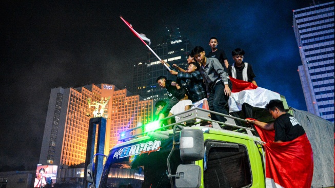 Warga merayakan kemenangan Timnas Indonesia yang menjuarai FIFA ASEAN Cup 2026, di Bundaran HI, Jakarta, Senin (5/10/2026). [ANTARA FOTO/Fathul Habib Sholeh/sgd]
