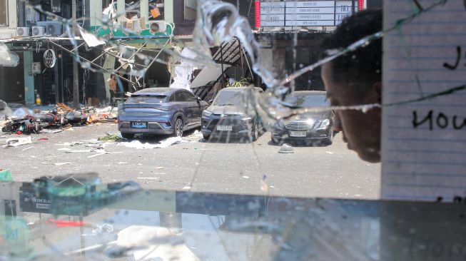 Puing-puing berserakan akibat ledakan di lokasi ledakan di San Antonio Shopping Street, Pakuwon City Surabaya, Jawa Timur, Selasa (6/10/2026). [ANTARA FOTO/Didik Suhartono/nym]