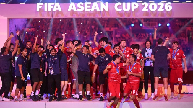 Pemain Timnas Indonesia bersama jajaran pelatih dan staf mengangkat piala FIFA ASEAN Cup 2026 di Stadion Utama Gelora Bung Karno (SUGBK), Senayan, Jakarta, Senin (5/10/2026). [ANTARA FOTO/Rivan Awal Lingga/Lmo/rwa]