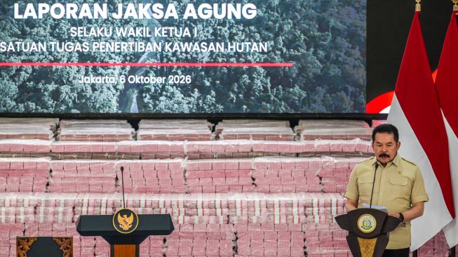 Presiden Prabowo Subianto (tengah) menyaksikan Jaksa Agung ST Burhanuddin (kedua kiri) menyerahkan secara simbolis uang hasil penagihan denda administratif kepada Menteri Keuangan Suahasil Nazara (kedua kanan) didampingi Menteri Pertahanan Sjafrie Sjamsoeddin (kiri) dan Menteri Kehutanan Raja Juli Antoni (kanan) saat kegiatan penyerahan denda administratif dan lahan kawasan hutan di Kejaksaan Agung, Jakarta, Selasa (6/10/2026). [ANTARA FOTO/Galih Pradipta/agr]