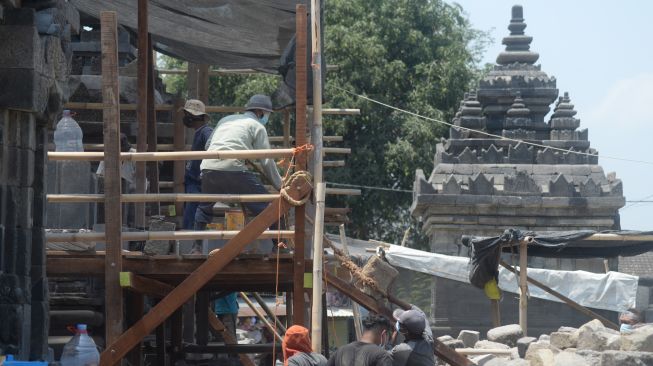 Pekerja menarik batu saat pemugaran candi perwara di Candi Plaosan, Prambanan, Klaten, Jawa Tengah, Selasa (6/10/2026). [ANTARA FOTO/Aloysius Jarot Nugroho/nym]