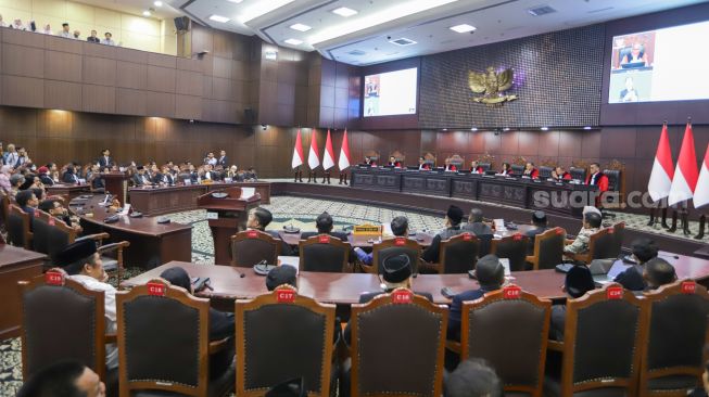 Suasana jalannya sidang pembacaan putusan atas perkara terkait ijazah Wapres Gibran saat pencalonan Pilpres 2024 di Gedung Mahkamah Konstitusi, Jakarta, Selasa (6/10/2026). [Suara.com/Alfian Winanto]