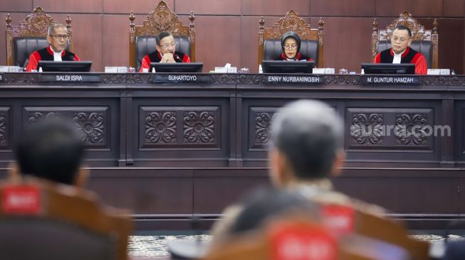 Ketua Mahkamah Konstitusi (MK) Suhartoyo (kedua kiri) bersama Wakil Ketua Saldi Isra (kiri) serta Hakim Konstitusi Enny Nurbaningsih (kedua kanan) dan Arsul Sani (kanan) memimpin sidang pembacaan putusan atas perkara terkait ijazah Wapres Gibran saat pencalonan Pilpres 2024 di Gedung Mahkamah Konstitusi, Jakarta, Selasa (6/10/2026). [Suara.com/Alfian Winanto]