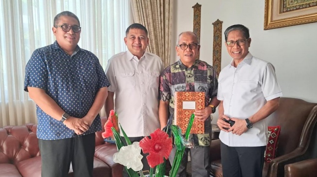 Wali kota Makassar, Munafri Arifuddin mundur sebagai kader sekaligus ketua Golkar Makassar. Appi, sapaannya didampingi ketua Bappilu Demokrat Sulsel saat menemui Ketua Golkar Sulsel, Ilham Arief Sirajuddin [SuaraSulsel.id/Istimewa]