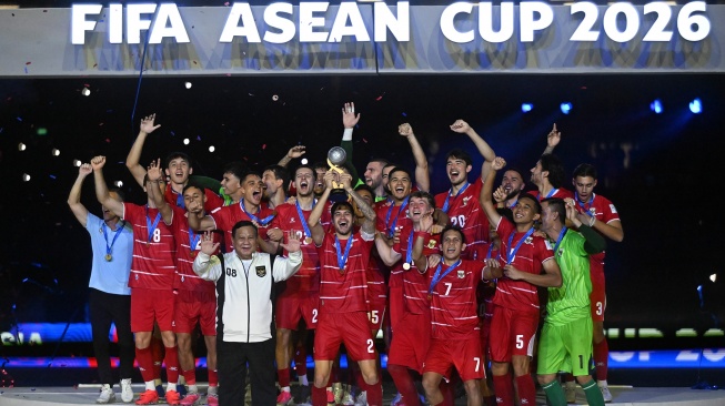 Presiden Prabowo Subianto (kiri depan) berfoto bersama pemain Timnas Indonesia saat perayaan juara FIFA ASEAN Cup 2026 di Stadion Utama Gelora Bung Karno (SUGBK), Senayan, Jakarta, Senin (5/10/2026). [ANTARA FOTO/Rivan Awal Lingga/Lmo/rwa]