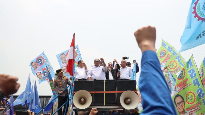 Wakil Ketua Sufmi Dasco Ahmad saat berorasi di hadapan massa aksi buruh seusai rapat paripurna pengesahan UU Pelindungan Ketenagakerjaan, Gedung DPR, Jakarta, Selasa (6/10/2026).