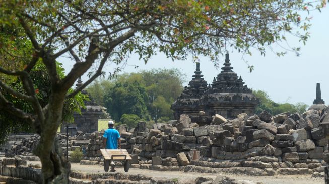 Pekerja membawa gerobak saat melintas di kawasan Candi Plaosan, Prambanan, Klaten, Jawa Tengah, Selasa (6/10/2026). [ANTARA FOTO/Aloysius Jarot Nugroho/nym]